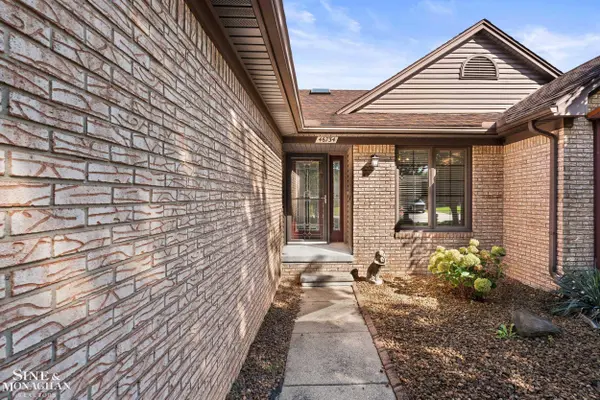 46734 Foxtail CT, Macomb Twp, MI 48044