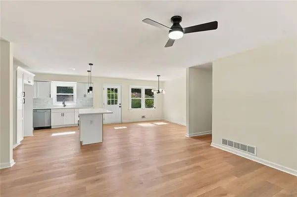 3085 Bobolink DR, Rex, GA 30273