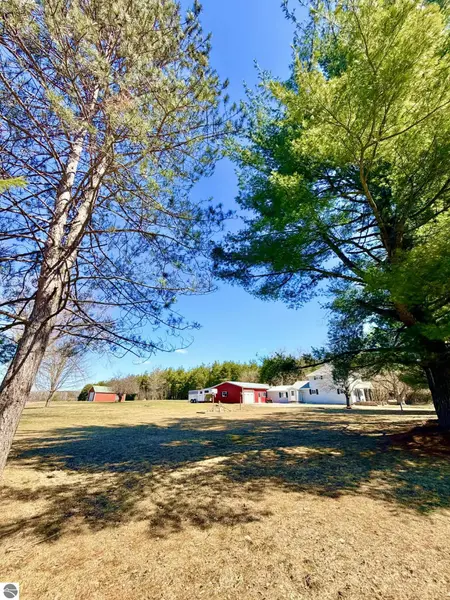 4419 E Moorestown Rd, Lake City, MI 49651-9535