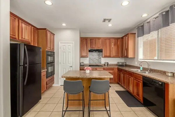 7952 E Revolution Loop, Tucson, AZ 85730-0202