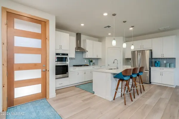 9052 E Pantano Bluff Dr, Tucson, AZ 85730-0026