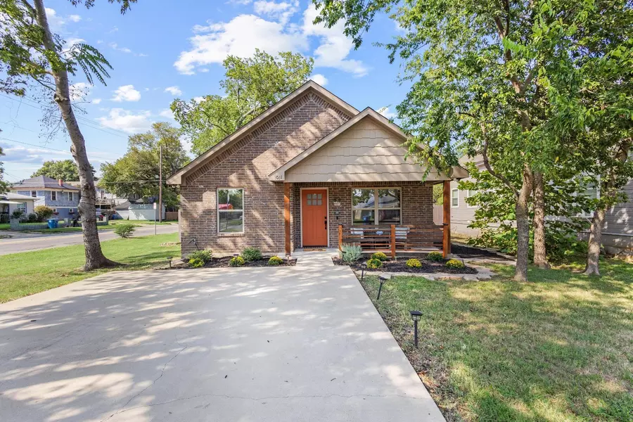 1031 W Gandy St, Denison, TX 75020-3311