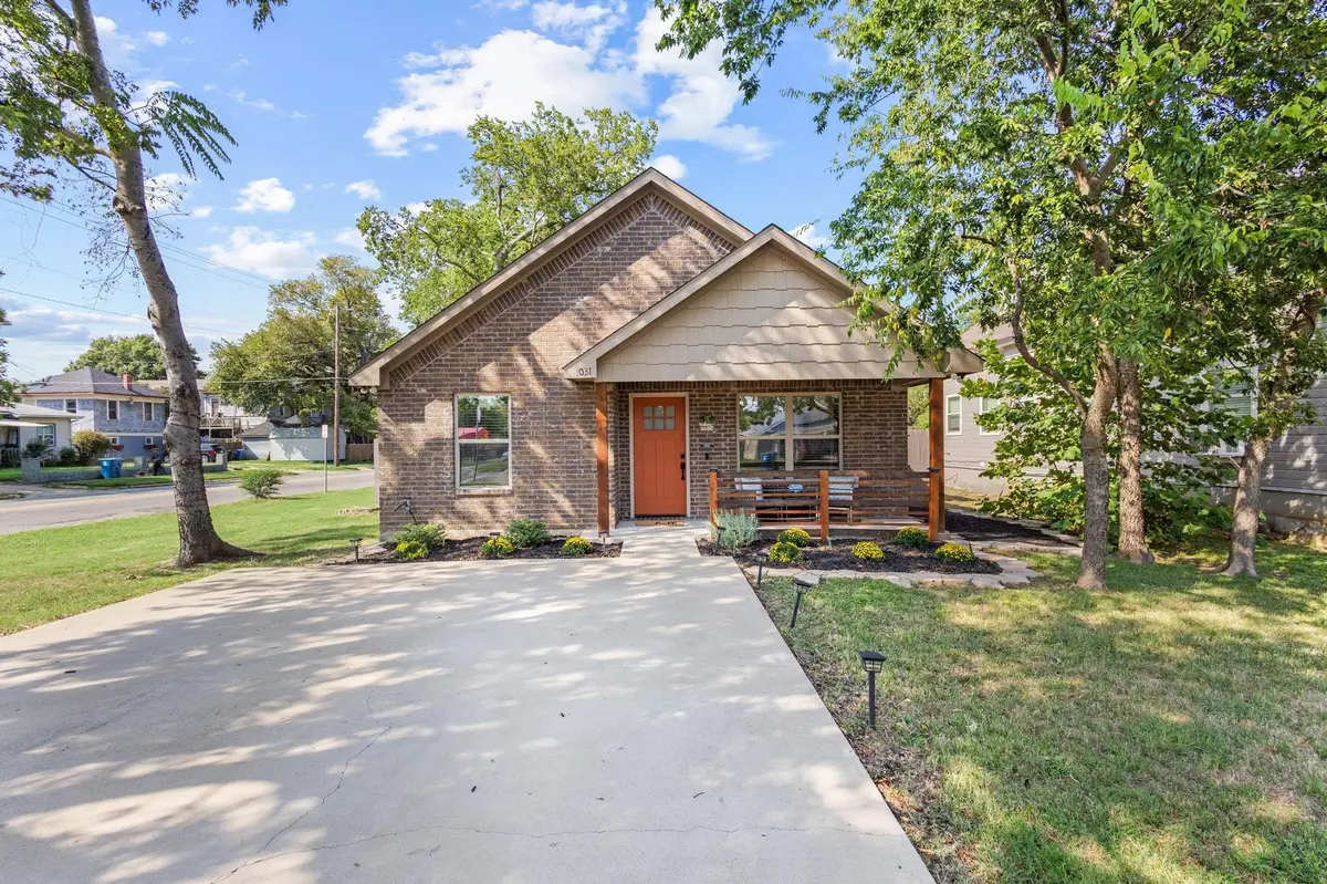 1031 W Gandy St, Denison, TX 75020-3311