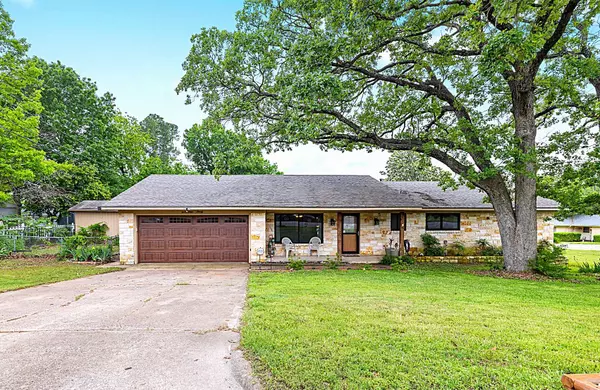1730 W Hull St, Denison, TX 75020-5331