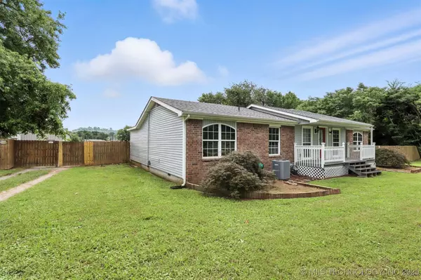 921 N 8th ST, Stilwell, OK 74960