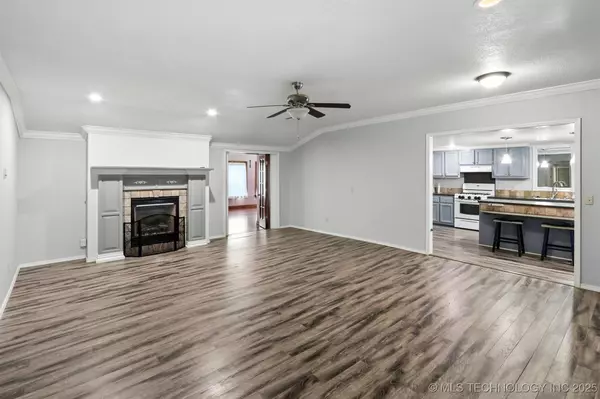 921 N 8th ST, Stilwell, OK 74960