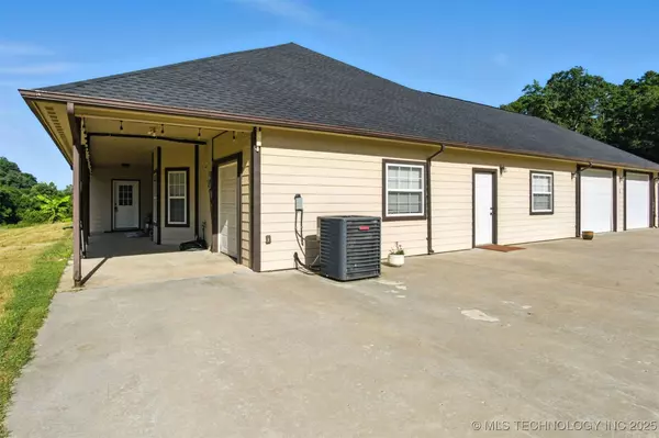 26096 S 600 RD, Stilwell, OK 74960
