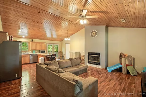 462548 E 635, Proctor, OK 74457