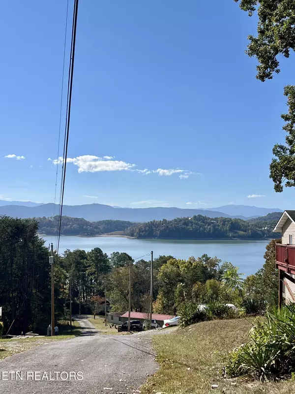 1538 Mayflower LN, Dandridge, TN 37725