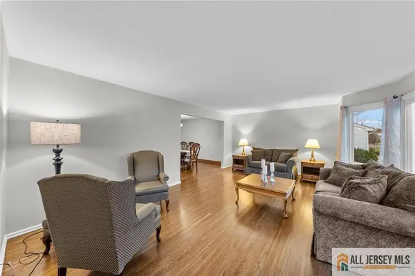 5 Wetherhill WAY, South Brunswick, NJ 08810