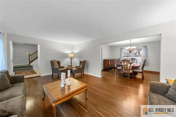 5 Wetherhill WAY, South Brunswick, NJ 08810