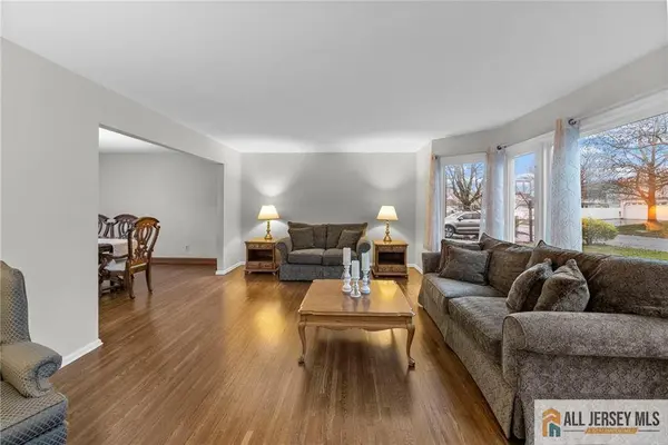 5 Wetherhill WAY, South Brunswick, NJ 08810