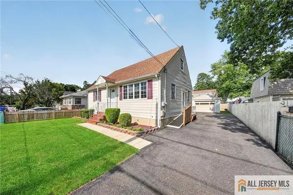 18 Woodland RD, Spotswood, NJ 08884