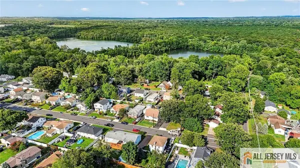 18 Woodland RD, Spotswood, NJ 08884