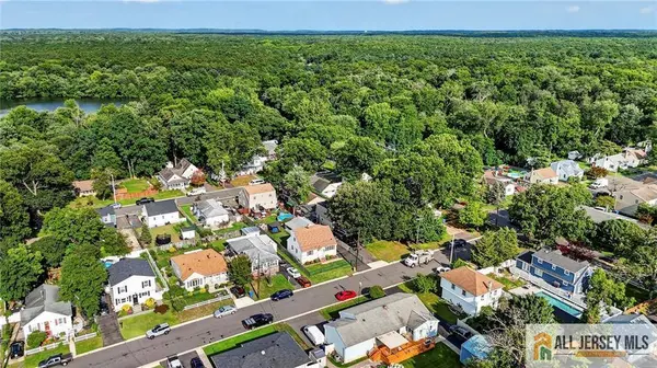 18 Woodland RD, Spotswood, NJ 08884