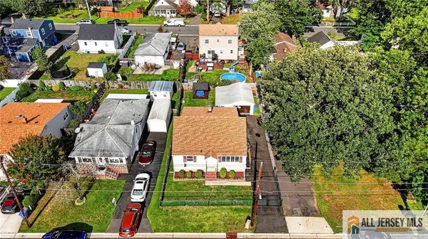 18 Woodland RD, Spotswood, NJ 08884