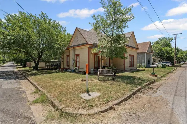 916 5th Avenue, Mineral Wells, TX 76067