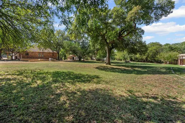 2810 Sky Harbour Drive, Granbury, TX 76049