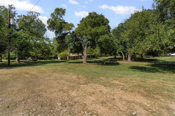2810 Sky Harbour Drive, Granbury, TX 76049
