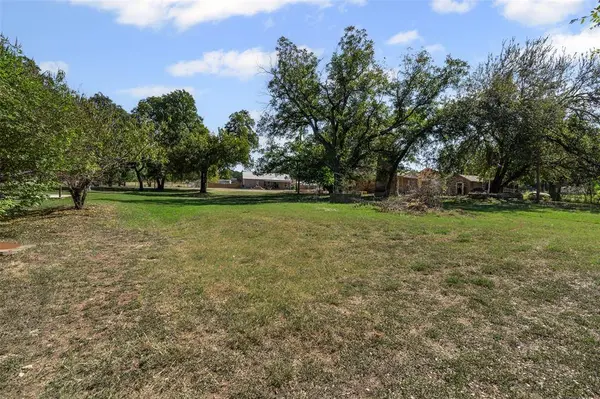 2810 Sky Harbour Drive, Granbury, TX 76049