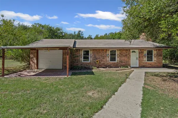 2812 Sky Harbour Drive, Granbury, TX 76049