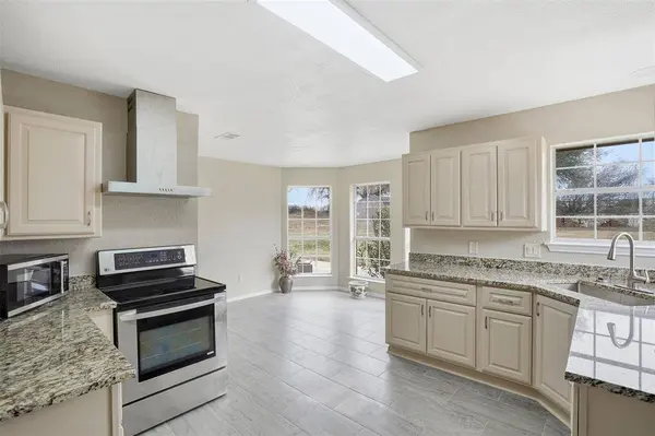 3917 Country Meadows Circle, Granbury, TX 76049