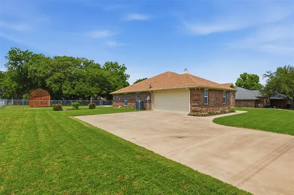 3910 View Point Drive, Granbury, TX 76048