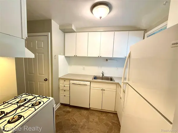 2824 Whitewood ST, Ann Arbor, MI 48104