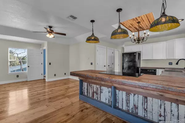 556 Canyon Edge, Canyon Lake, TX 78133