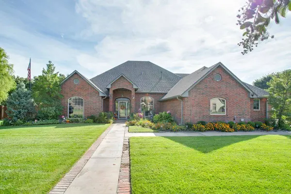3113 Falcon Crest Dr, Enid, OK 73703