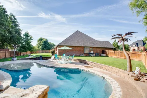 3113 Falcon Crest Dr, Enid, OK 73703