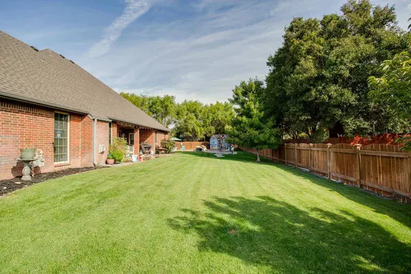 3113 Falcon Crest Dr, Enid, OK 73703