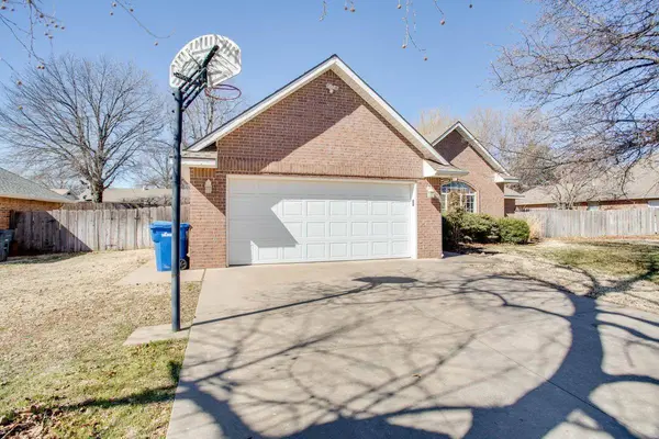 2112 Hunters Hill Dr, Enid, OK 73703