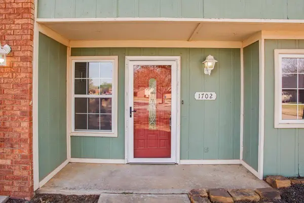 1702 Buckboard Ln, Enid, OK 73703