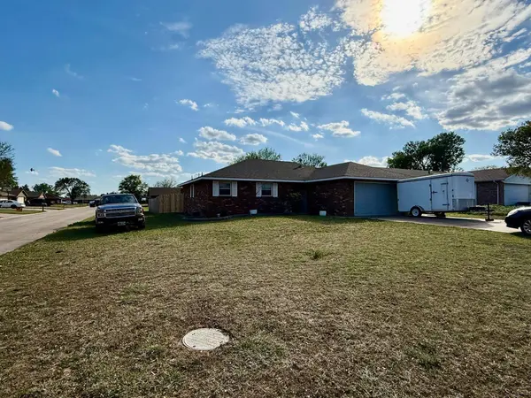 5801 Cedar Ridge Dr, Enid, OK 73703