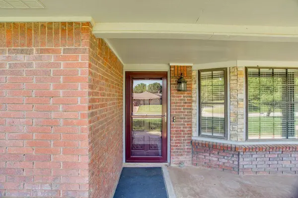 2814 Edgewood Dr, Enid, OK 73703