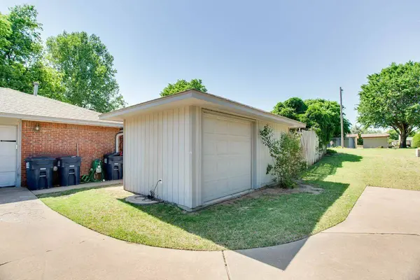 2814 Edgewood Dr, Enid, OK 73703