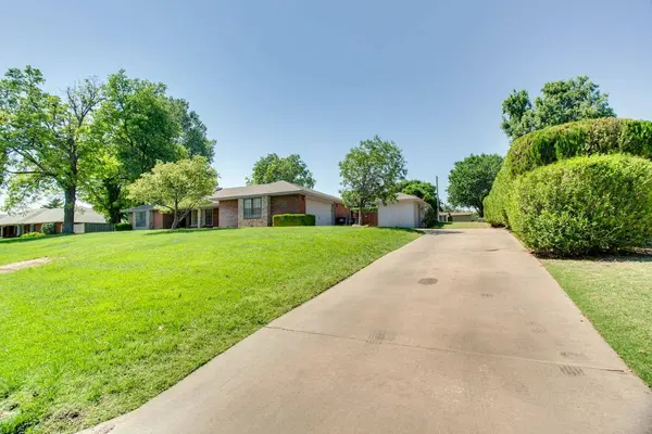2814 Edgewood Dr, Enid, OK 73703