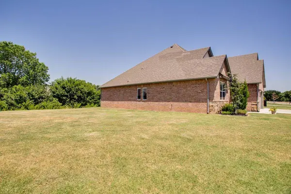 1102 Sawgrass Ln, Enid, OK 73703
