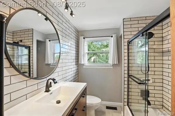 678 Shenandoah Drive, Clawson, MI 48017