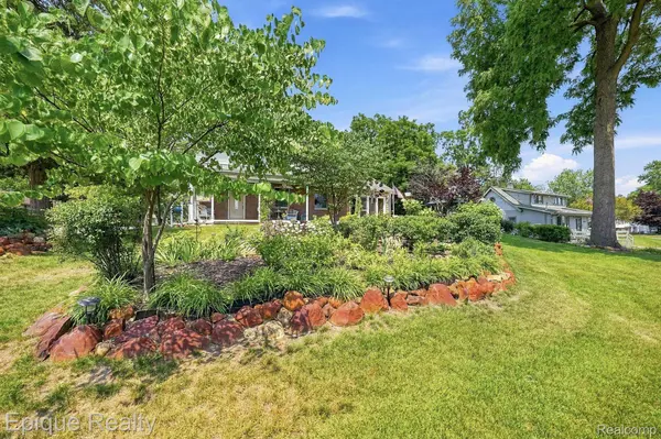 1642 Delmonte ST, Wolverine Lake Village, MI 48390