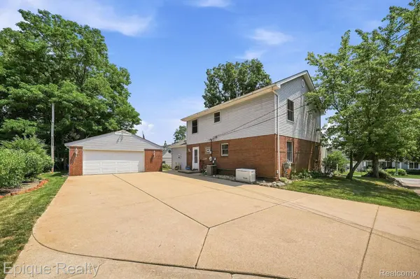 1642 Delmonte ST, Wolverine Lake Village, MI 48390