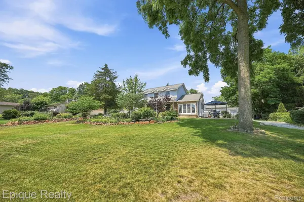 1642 Delmonte ST, Wolverine Lake Village, MI 48390