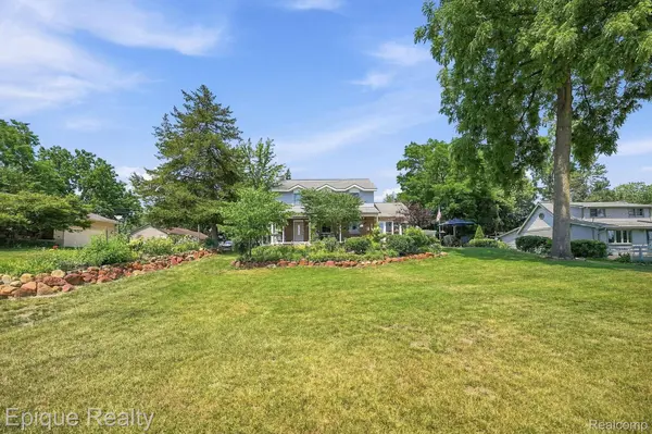 1642 Delmonte ST, Wolverine Lake Village, MI 48390