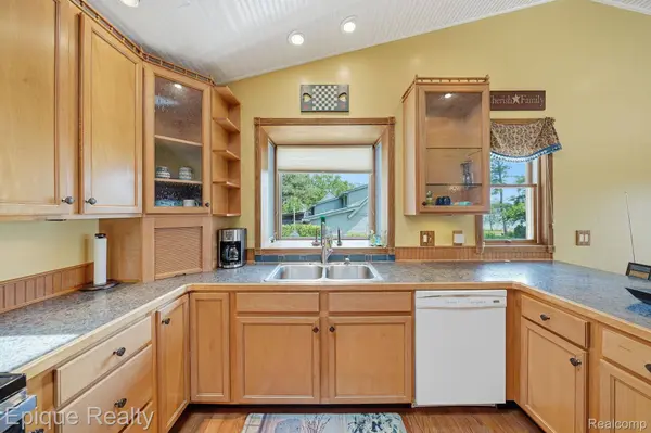 1642 Delmonte ST, Wolverine Lake Village, MI 48390