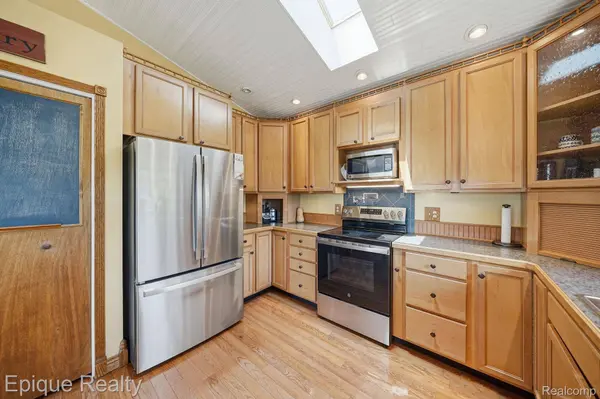 1642 Delmonte ST, Wolverine Lake Village, MI 48390