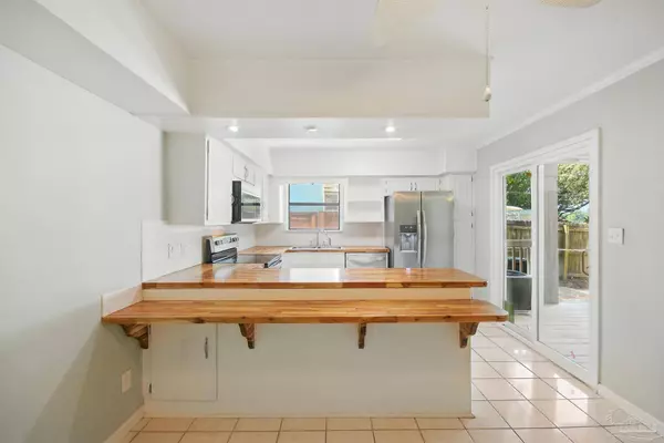 6103 East Shore Dr, Pensacola, FL 32505