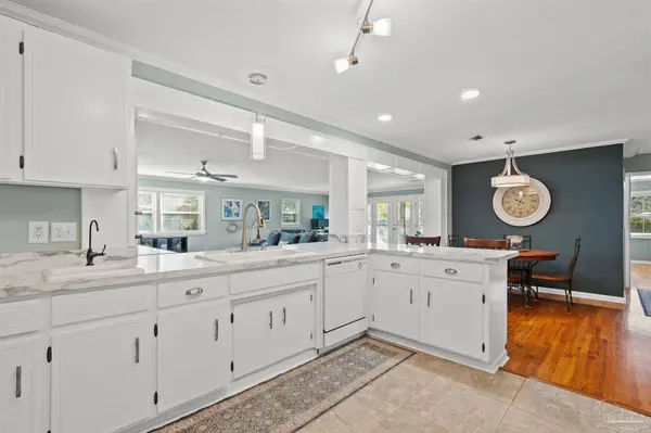 6001 Hilltop Rd, Pensacola, FL 32504