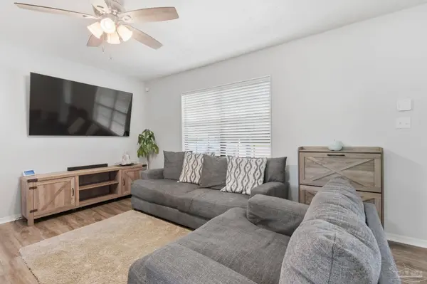 5091 Pennington Ln, Pace, FL 32571