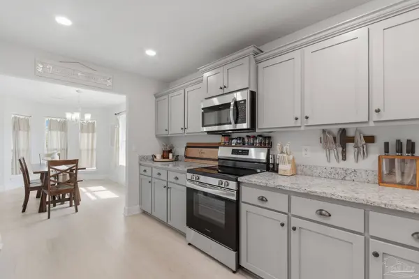 601 Sand Pine Dr, Cantonment, FL 32533